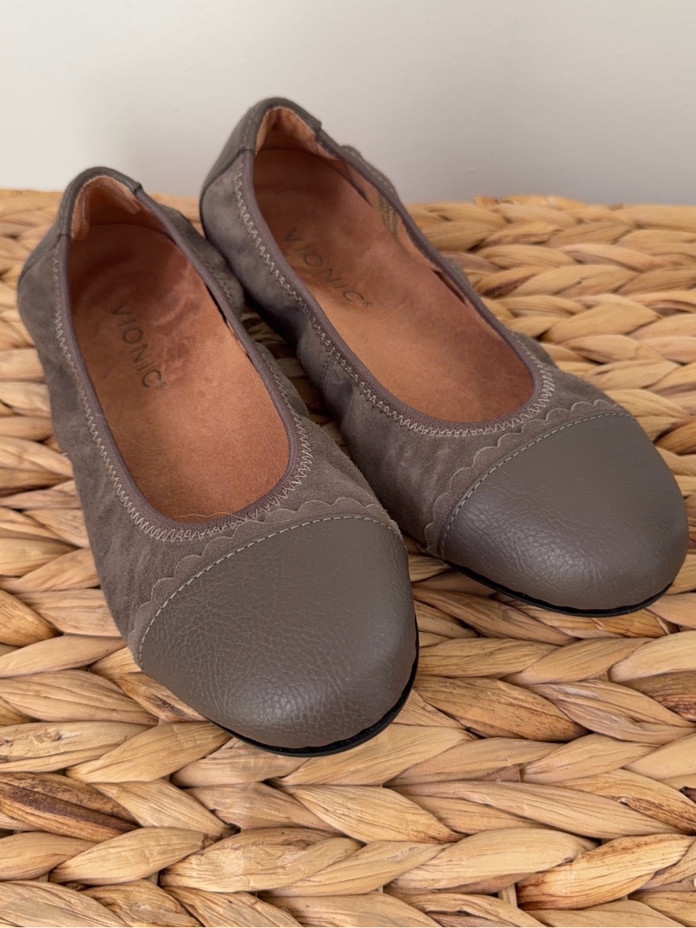 NEW Women's VIONIC Brown Suede Leather Scalloped Ballet Flats Shoes Size 5